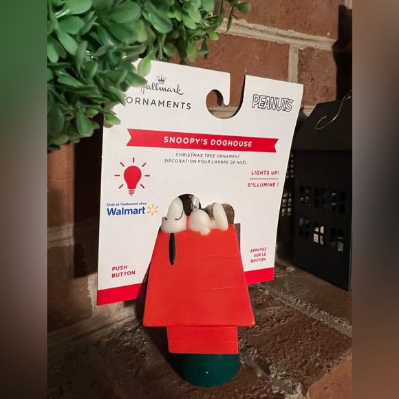 Hallmark Peanuts Snoopy on Doghouse with Light Ornament - Picture 6 of 10